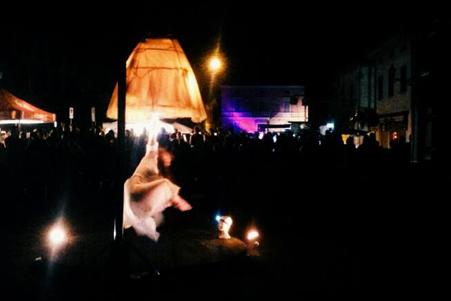 Luce danza e trapezio, Martina Nova, spettacoli aerei, la fucina del circo, Ripary evento