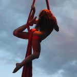 Martina Nova Tessuti e acrobatica aerea performance all'aperto