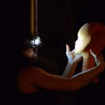 Martina Nova luce storia di un abatjour spettacolo di circo contemporaneo danza e trapezio